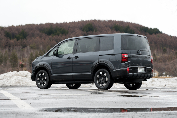 ホイールアーチモールが付与され、全幅が1795mmから1815mmに拡大。今どきのクルマとしてはかなりナローな部類であり、高いアイポイントとも相まって運転しやすいクルマだ。