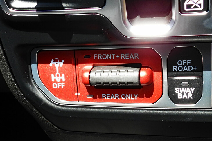 デフロックやフロントスウェイバーディスコネクトシステムなどの操作スイッチ。