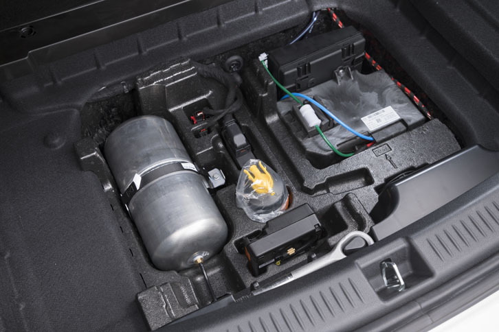 トランクルームのフロア下には、パンク修理キットやけん引フックなどがおさまる。