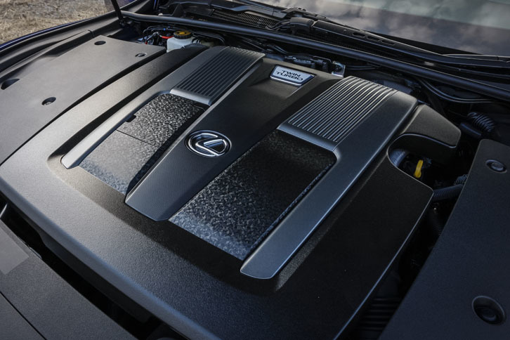 ボンネットを開けるとエンジンはすべてカバーで覆われている。