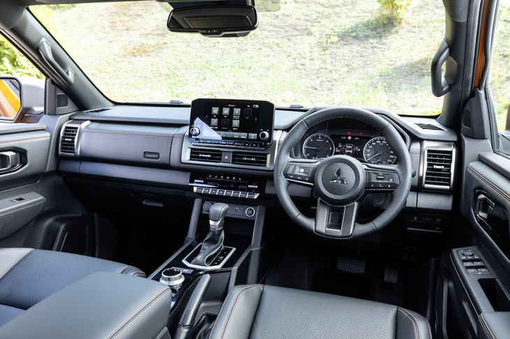 新型「トライトン」のインテリア。水平基調のインストゥルメントパネルには、車体の姿勢変化がわかりやすいという機能的な側面もある。