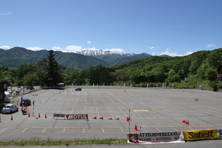 緑と雄大な景色に囲まれたトロフェオ・スラロームのコース全景。周辺の森では、ハルゼミがうるさいくらいに鳴いていた。