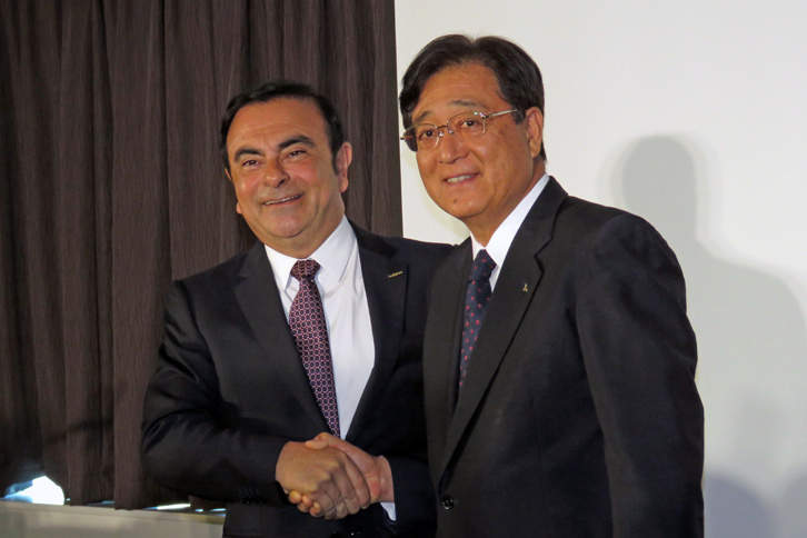 5月12日の記者発表にて、握手を交わす日産自動車のカルロス・ゴーン社長兼最高経営責任者（写真左）と、三菱自動車の益子 修取締役会長兼CEO（同右）。