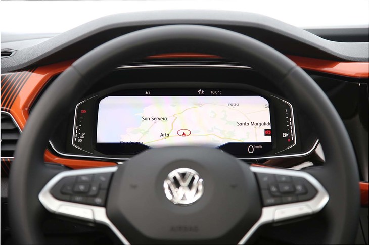 メーターパネルは液晶タイプ。オーソドックスな円形メーターのほか、写真のようにカーナビのマップも表示できる。