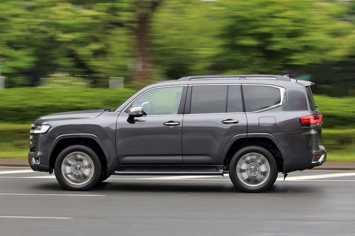 ディメンションはホイールベースや悪路走行で重要な“スリーアングル”を含め、既存の「200系」とほぼ共通である。