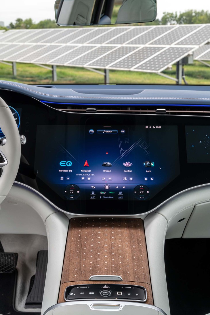 「Sクラス」や「Cクラス」とは異なり、センタースクリーンは縦長ではなく横長の表示レイアウトだ。「ハイパースクリーン」専用に8コアのCPUと24GBのRAMが搭載されている。