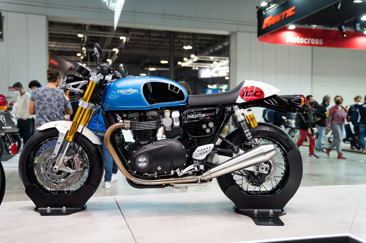 トライアンフは2021年11月上旬に発表した限定モデル「スラクストンRS TonUP（トンナップ）エディション」を展示した。高出力版の排気量1200cc水冷並列2気筒エンジンや、セパレートハンドル、ショーワ製倒立フロントフォーク、オーリンズ製リアサスペンションなどを備えた「スラクストンRS」をベースに、特別なグラフィックを採用したものだ。モデル名となった“Ton Up”のTonとは“100”を意味する俗語。かつて、マン島TTレースで平均ラップスピードが100マイルを超えることは“Over the Ton”と呼ばれ、それはマシンの高性能ぶりやライダーの高いスキルを証明するものだった。加えて、当時ストリートレースに夢中になっていた“走り屋”たちも“トンナップ・ボーイズ”と呼ばれていたようだ。この特別モデルにはスペシャルカラーの燃料タンクに加え、専用デザインのグラフィックを取り入れたシートカウルも装備されている。