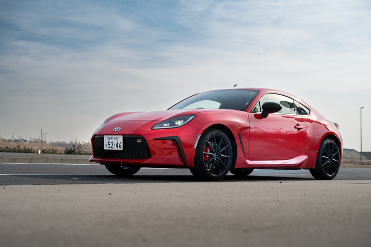 「トヨタGR86」のマイナーチェンジモデルが発売されたのは2023年11月1日のこと。6段MT車への「アイサイト」の設定と、AE86型「カローラレビン／スプリンタートレノ」の誕生40周年記念車“40th Anniversary limited”の設定が主なトピックだった。