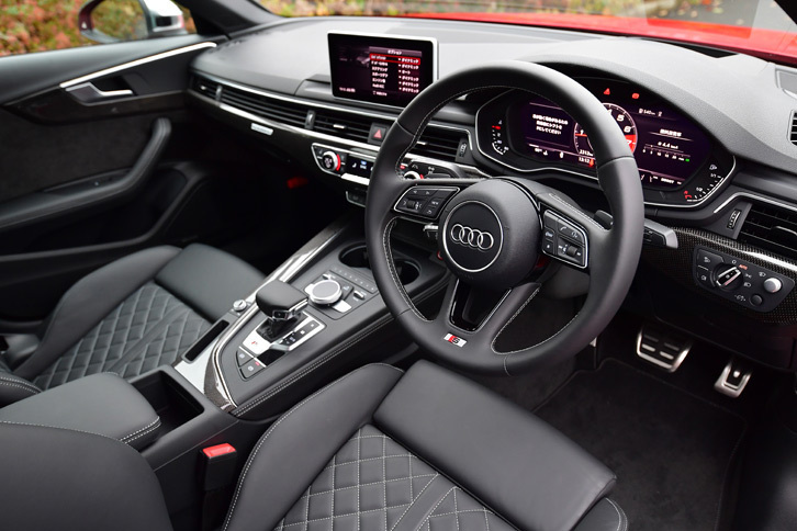 インテリアは、「S」ロゴ入りドアトリムやカーボンパネルをアクセントとし、高級感のあるブラックで統一されている。