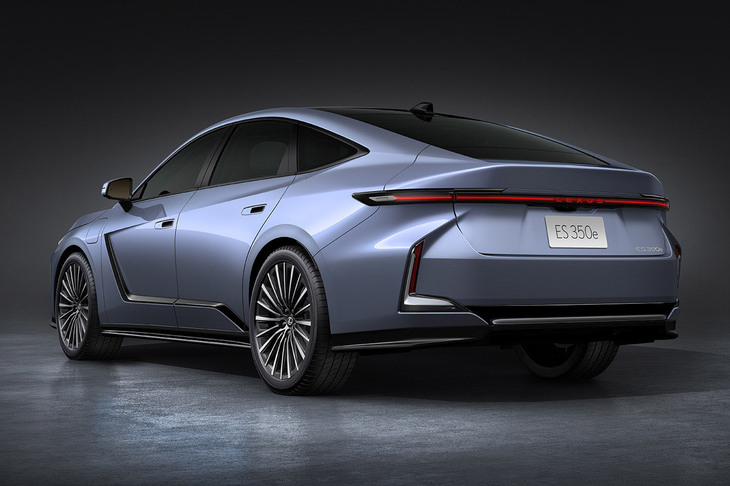 リアビュー。「タイヤの位置についても1mm単位で調整し、ワイド＆ロースタンスを実現した」とアピールされる。