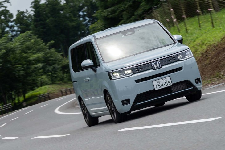 パワーユニットは最高出力145PSの2リッター直4エンジンに同184PSの駆動用モーターを組み合わせた「e：HEV」。通常はモーター主体で走行し、高速巡行時などには駆動の中心がエンジンに変わる。