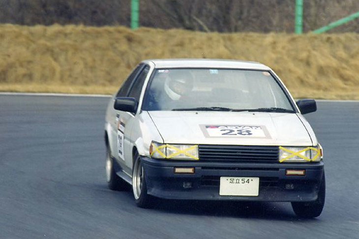 ドリフトの聖地・エビスサーキットにて。ハチロクで走行中のクマ。