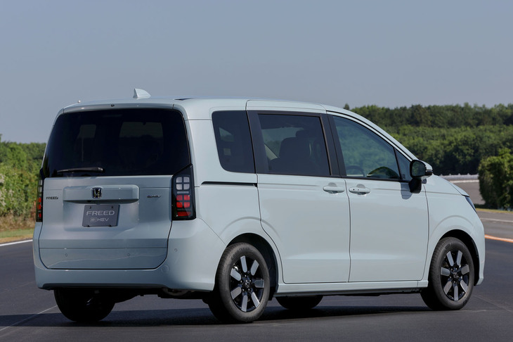 「フリード エアー」のリアビュー。リアコンビランプのデザインは横基調だった従来型から一転、四角形のLEDランプを縦に並べたものに変更された。垂直に立つDピラーや長方形のリアクオーターウィンドウも、新型におけるエクステリア上での特徴だ。
