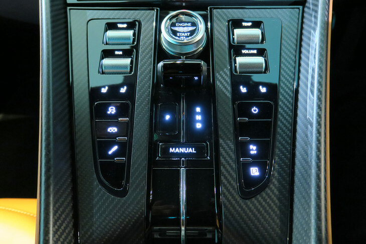 アストンマーティンDB12（センターコンソール）