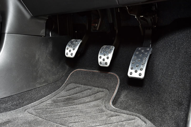 小さな車のわりにはクラッチを踏む左足周辺のスペースは十分。しかしフットレストはなく、左足はクラッチペダルの下に潜らせておいて待機することになる。