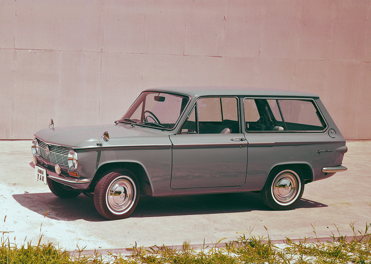 1963年11月に誕生した「マツダ・ファミリア バン」。「シボレー・コルベア」に始まり世界中で流行していた、ウエストラインにクロームのモールが走るスタイリングを採用。翌1964年4月にこれを5ナンバー化したワゴンが加わった。