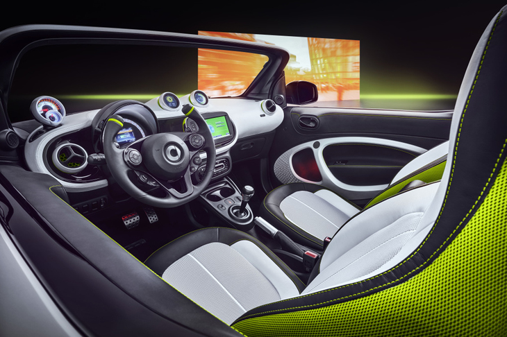 「スマート・フォーイーズ」のインテリア。キャビンはオープントップになっており、インフォテインメントシステム用の円形ディスプレイが備わる。上端のないステアリングホイールも特徴的。