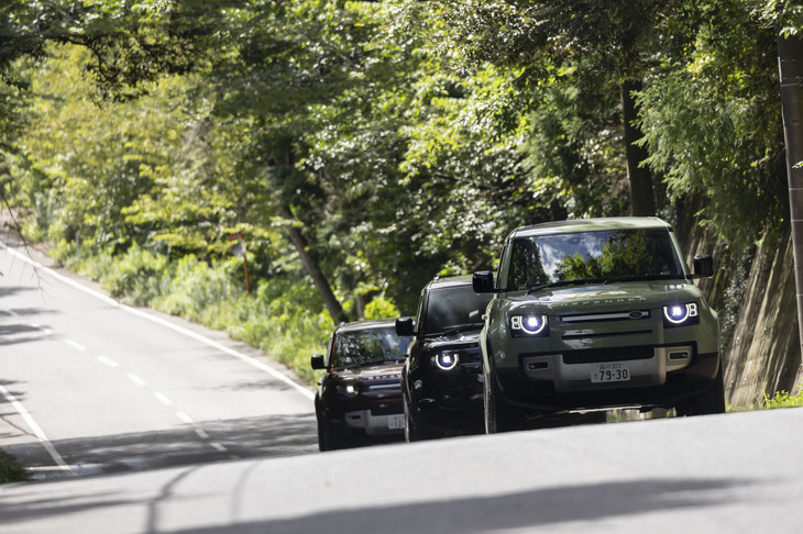 千葉・内房のワインディングロードを行く3台の「ディフェンダー」。乗り比べるとボディータイプごとに挙動の違いを感じることができるが、路面状況や速度域を問わないNVH（ノイズ・バイブレーション・ハーシュネス）がしっかりと抑え込まれた快適な乗り心地は共通している。