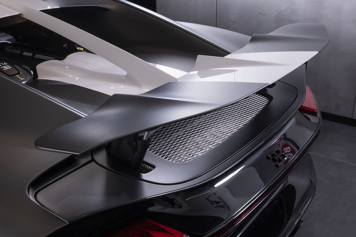 ブガッティ・シロン スポーツ“レ・レジェンド・デュ・シエル”（リアウイング）