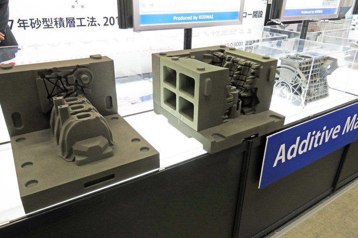 3Dプリンティングは、従来の金型に代わる成形技術だが、部品の金型そのものを3Dプリンターでつくるということも広く行われている。写真は「人とくるまのテクノロジー展2019 横浜」における展示物で、写真左と中央が3Dプリンターで製作された型、右奥がその型でつくられたパーツ。