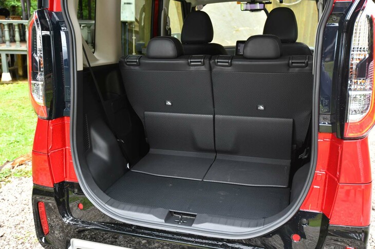 後席を一番前にスライドしたところ。背もたれの背面が樹脂になっているのは「Tプレミアム」と「Gプレミアム」のみ。