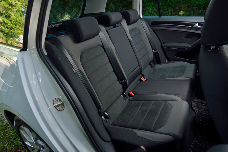 後席には60：40の分割可倒機構が備わる。センターアームレストを倒してラゲッジルームとキャビンを直結すれば長尺物も容易に積み込める。