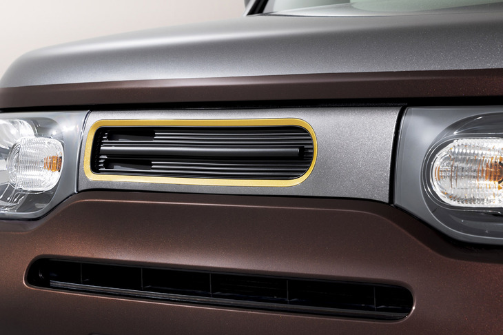 フロントグリルはオリジナルデザインの新品部品。日産が2023年の東京オートサロンに参考出品した「キューブ リフレッシュド＆レトロコンセプト」のデザインが再現されている。