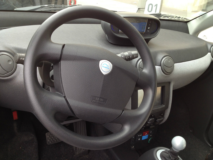 「ブルーカー」の車内。ステアリングホイールは、「ランチア・イプシロン」の流用である。中央のエンブレムも、ランチアのエンブレム形状そのまま。