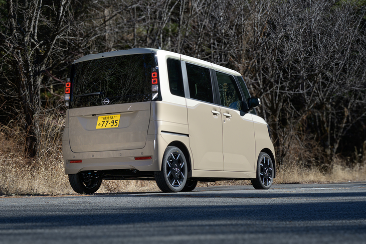 パワーユニットは最高出力64PSのターボエンジン。新型ではマイルドハイブリッドが省かれてしまったが、19.3km/リッターのWLTCモード燃費は先代の同名グレードよりも0.1km/リッターだけ改善されている。