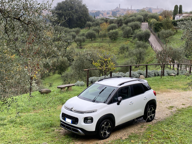 「シトロエンC3エアクロスSUV」。2022年11月にシエナ郊外にて。