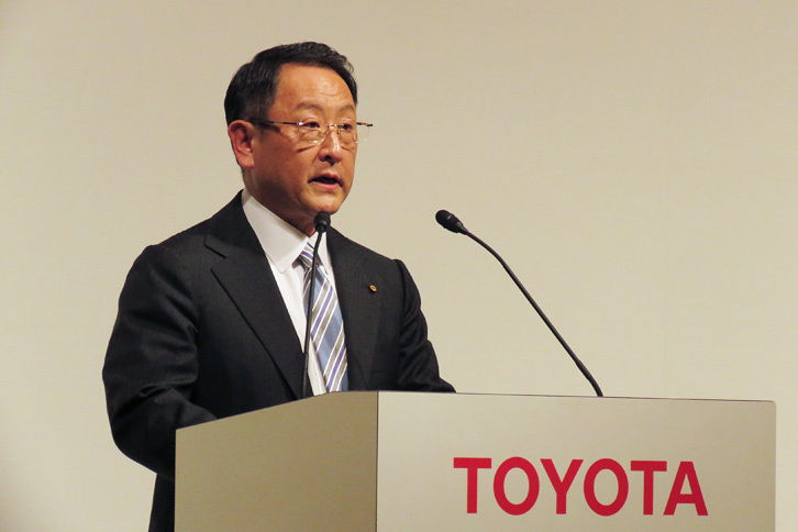 電池事業に関するパナソニックとの合意について、記者会見で発表するトヨタ自動車の豊田章男社長。