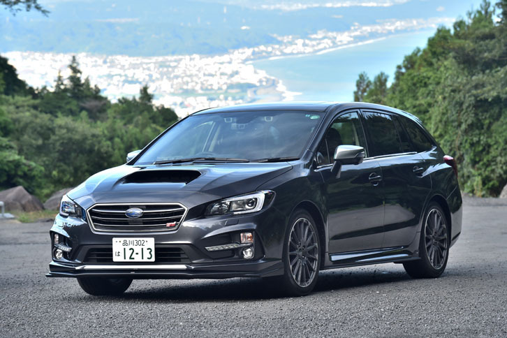 フロントグリルは「STI Sport」の専用品。左下に「STI」のロゴが入る。