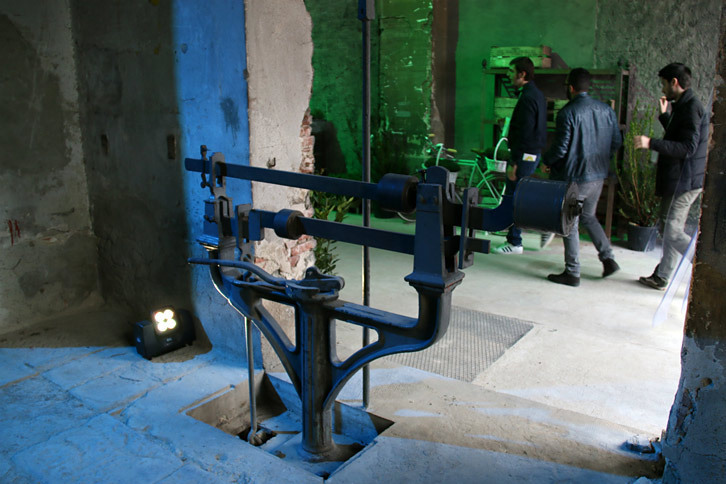 施設の古いはかりも、今やオブジェに。