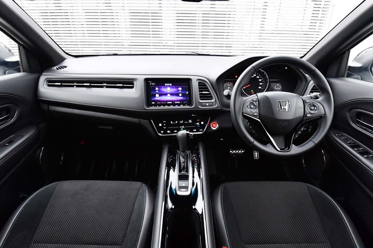 ブラックでコーディネートされた「ヴェゼル モデューロX」のインテリア。運転に集中できる落ち着いたムードがドライバーを包む。