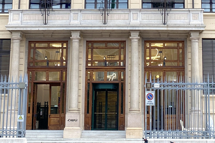 玄関ロビーの頭上には、モダンなネオンが設置されたのが分かる。