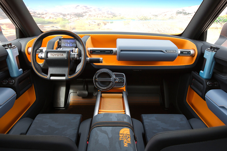 インテリアには、オレンジの差し色がふんだんに使われる。