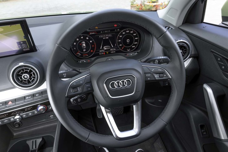 ステアリングホイールのスポーク部にはインフォテインメントシステムのスイッチが並ぶ。ACCの操作ノブは、左側スポークの奥にレイアウトされている。