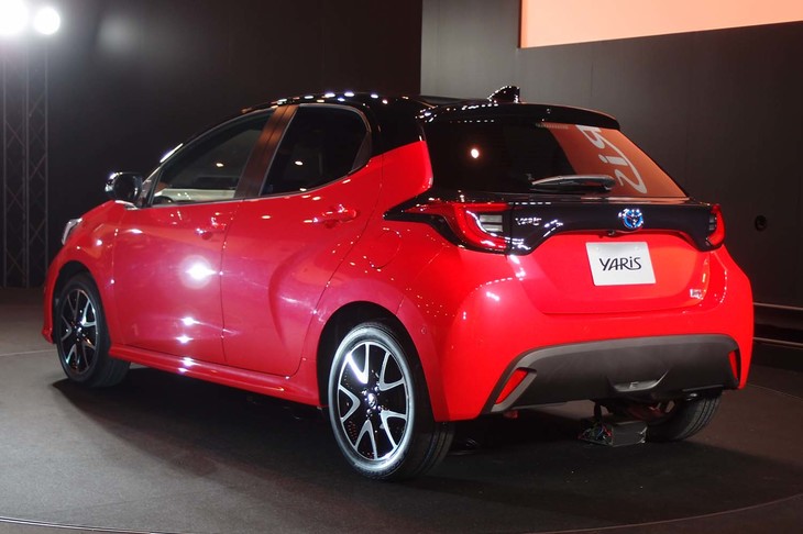 リアは、タイヤの踏ん張り感を強調するデザインが採用されている。