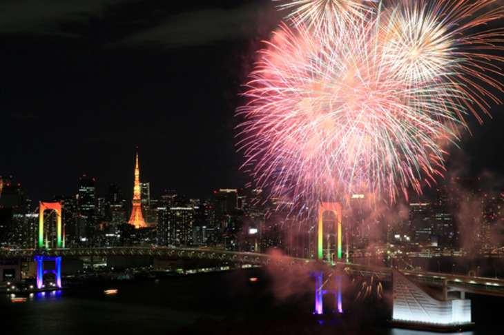 レインボーブリッジ開通30周年記念週間のラスト2日間は、「明るい未来を！」というメッセージを込めてレインボー色にライトアップされた。