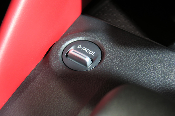 AT仕様には、「スポーツ」と「スタンダード」の2つの走行モードを備えたドライブモードセレクターを装備。エンジンや変速機、パワーステアリング、VDCの制御のほか、エンジンサウンドも切り替わる。