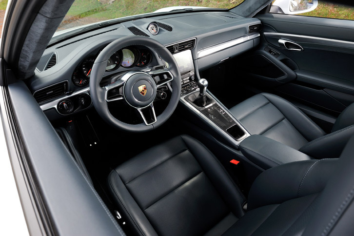 「911カレラ」のインストゥルメントパネルまわり。ダッシュボードの中央上部には、オプション装備「スポーツクロノパッケージ」の特徴であるアナログ式のストップウオッチが装着されている。