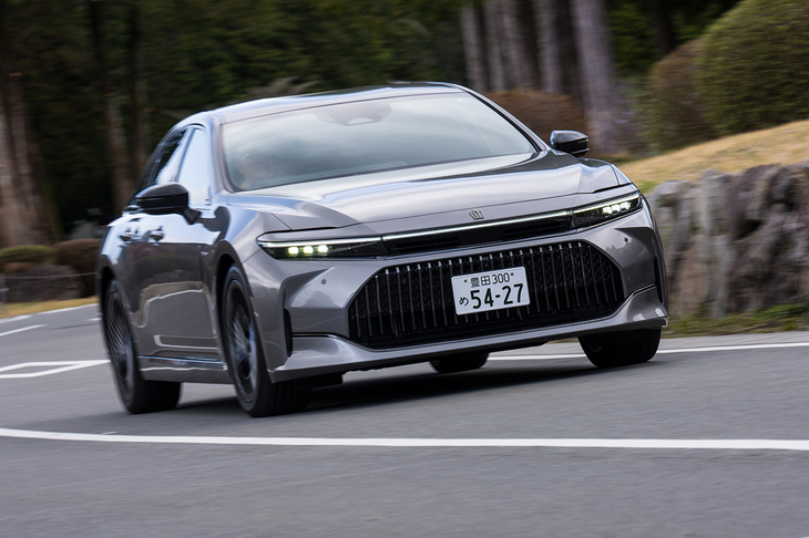 第3弾の「クラウン セダン」は2023年11月に登場。シリーズで唯一の後輪駆動となっており、2.5リッターハイブリッドと水素燃料電池車（写真）がラインナップされる。