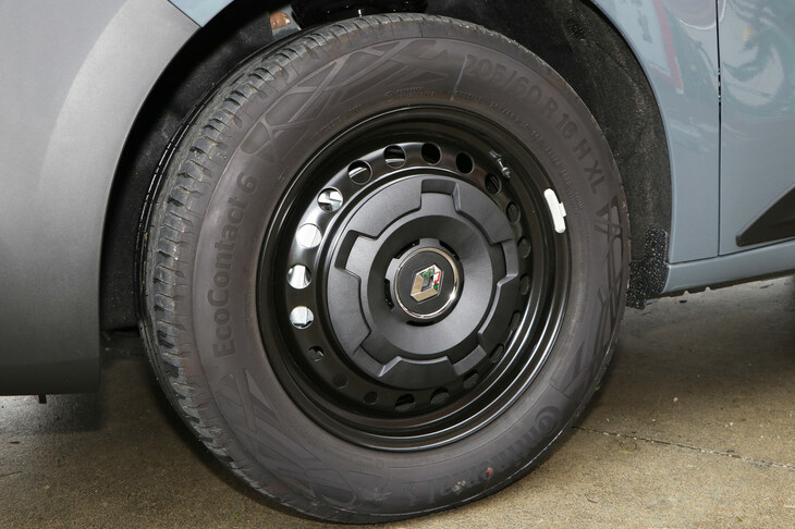 「ヴァリエテ」のベースとなるのは「クレアティフ」だが、足もとには「インテンス」仕様のフルホイールキャップが標準で装備される。ただし展示車のように、ブラック塗装のスチールホイールをディーラーオプションのハーフセンターキャップと組み合わせるのもオススメだ。