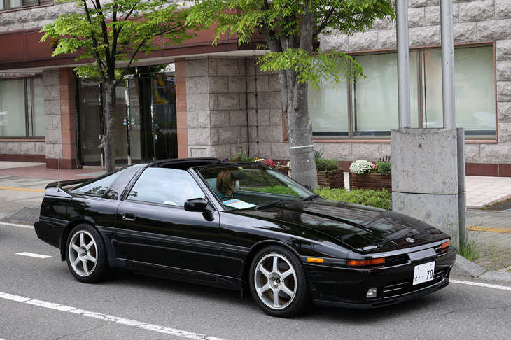 これもブラックの1991年「トヨタ・スープラ2.0GTツインターボ ワイドボディー エアロトップ」。「セリカXX」から輸出名称と同じ「スープラ」に改名した、型式名A70型。