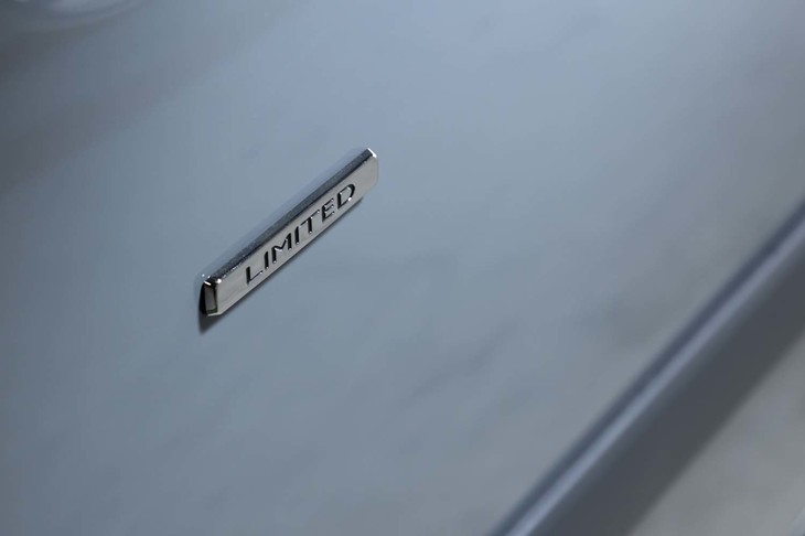 ドアミラーの下部には「LIMITED」のバッジが貼られている。