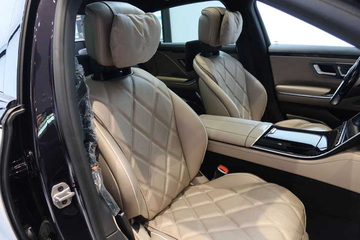 メルセデス・マイバッハS680エディションノーザンライツ（フロントシート）