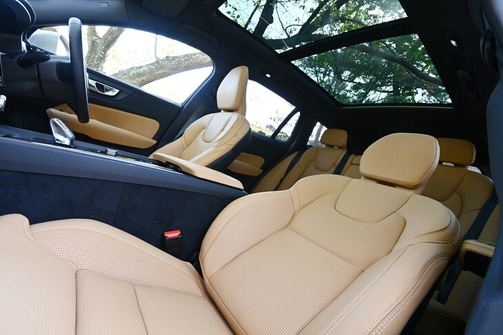 ボルボV60アルティメットB4（チルトアップ機構付き電動パノラマガラスサンルーフ）