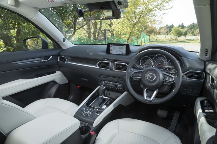 インフォテインメントシステム「マツダコネクト」にも細かな改良が加えられており、最新の演算ユニットを用いることで、高層ビルの多い場所や高速道路の高架下を走るといった場合に、より正確な自車位置の測位／表示が可能となっている。