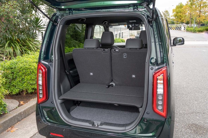 荷室はデッキボードによって上下2段に分けて使える。クルマの高さを生かした賢いアイデアだ。