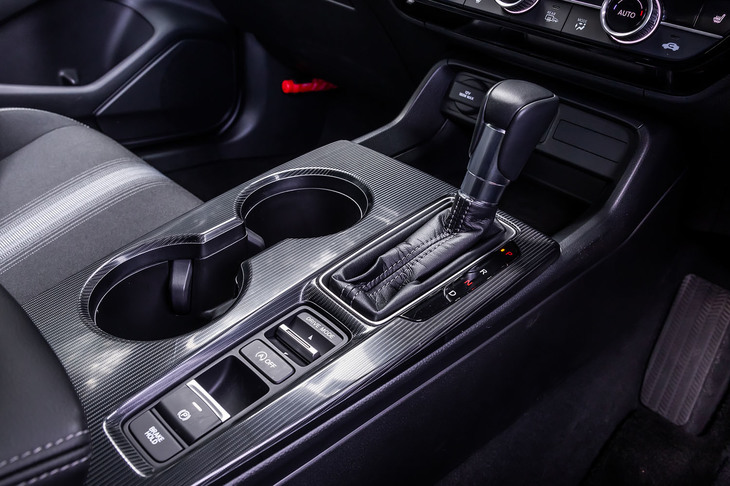 CVTレシオとエンジン回転数を段階的に制御することで、有段トランスミッションのような変速を実現するCVTを搭載。シフトレバー後方に「SPORT／Normal／ECON」の3つのモードを切り替えられるドライブモードスイッチが配置される。